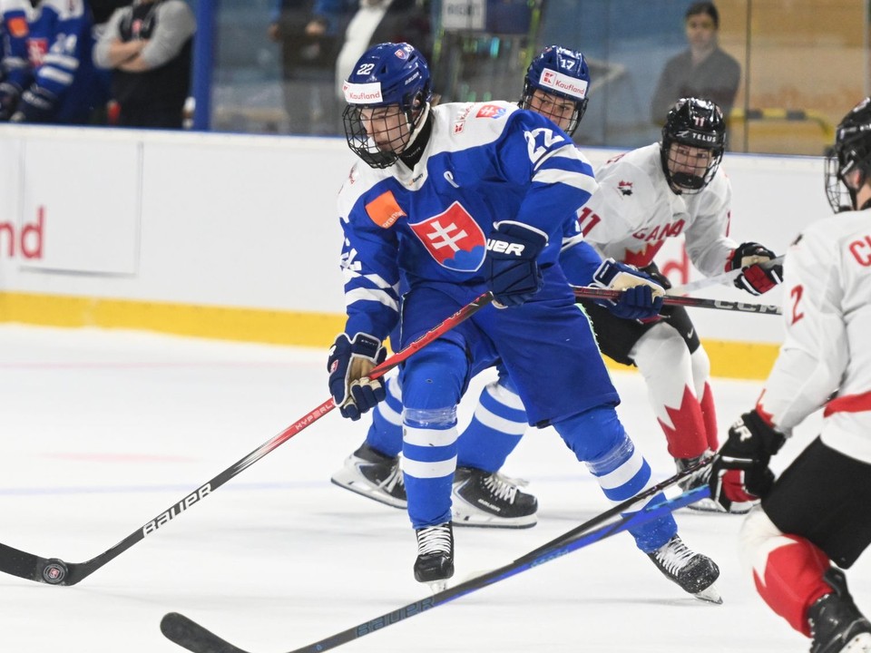 Adam Goljer v zápase proti Kanade v rámci prípravy na Hlinka Gretzky Cup 2025.