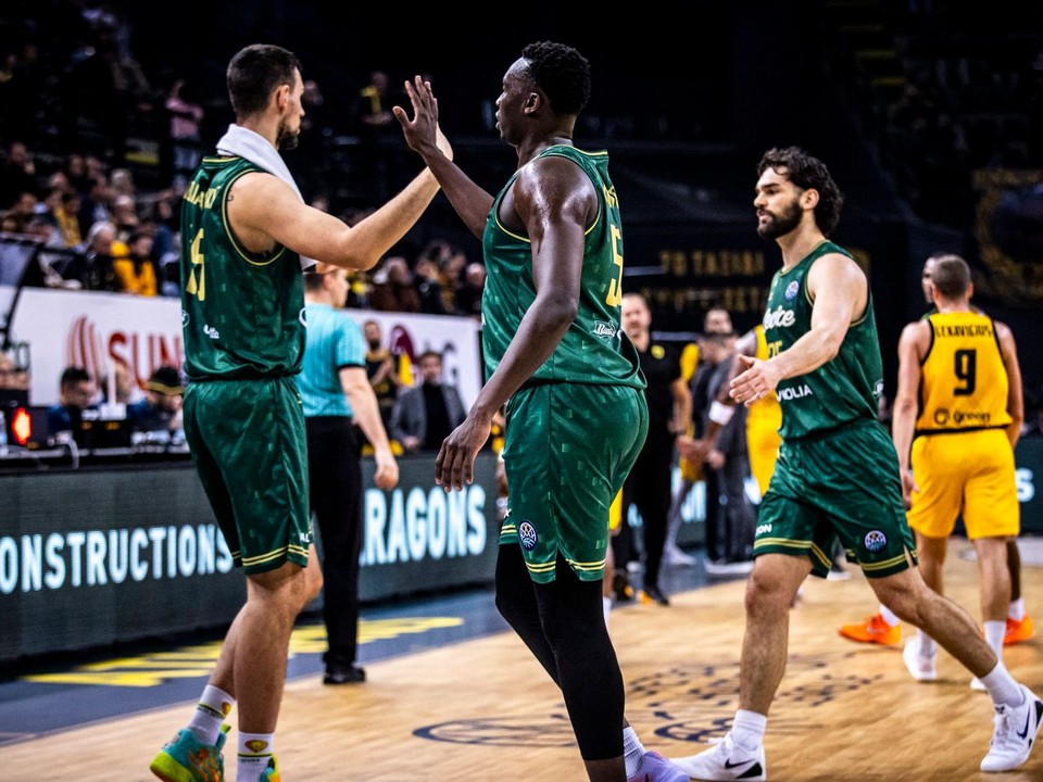 Basketbalisti Levíc v zápase s Aténami