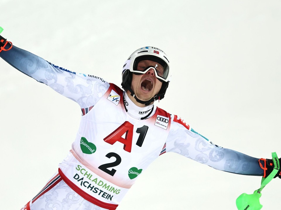 Nór Henrik Kristoffersen sa teší v cieli z triumfu v nočnom slalome v Schladmingu