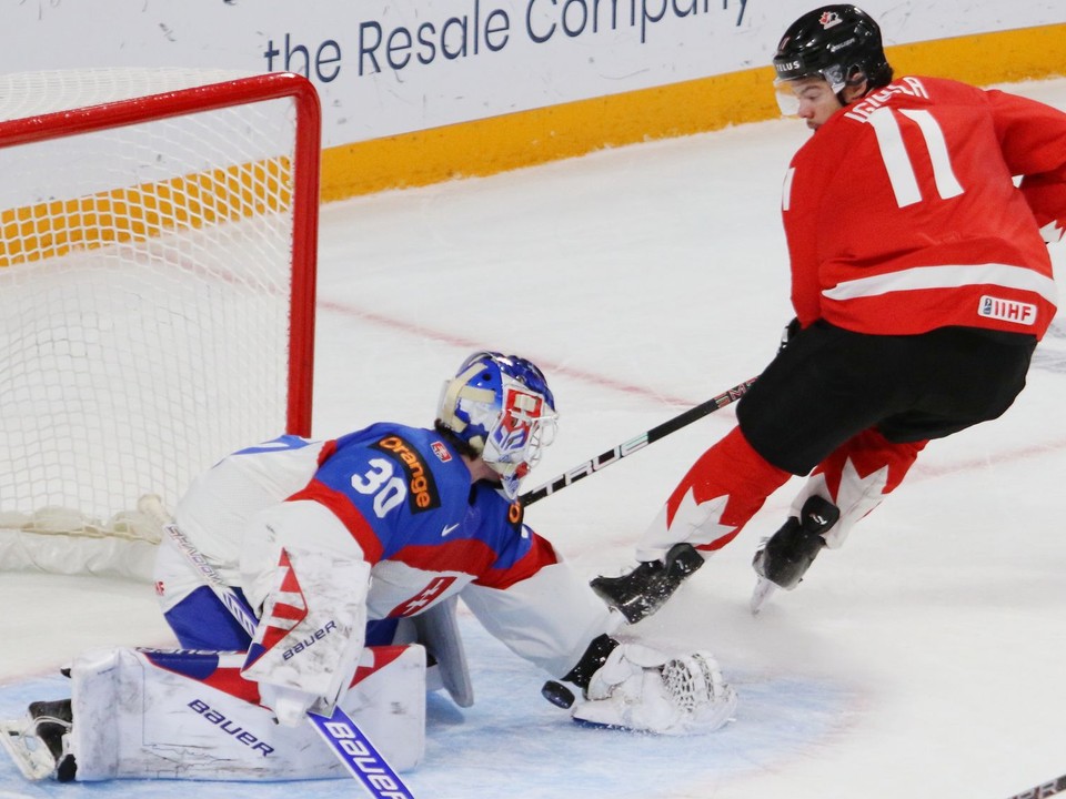 Tij Iginla v nájazde na brankára Alana Lenďáka v zápase Slovensko - Kanada vo štvrťfinále MS 20 v Minneapolise.