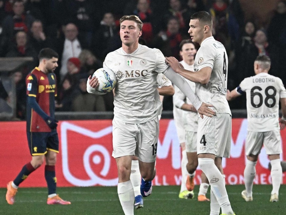 Stanislav Lobotka (vpravo) z Neapolu sa teší so spoluhráčmi z gólu, ktorý strelil jeho spoluhráč Rasmus Winther Höjlund (druhý zľava)