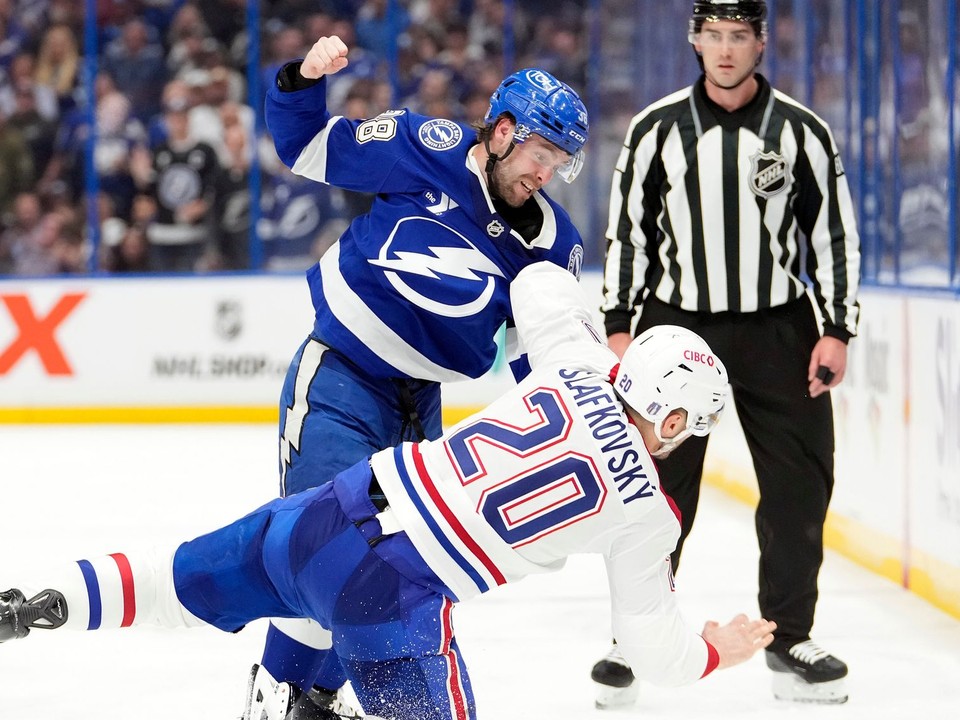 Brandon Hagel (vľavo) a Juraj Slafkovský (20) sa bijú vo štvrťfinále Východnej konferencie 1. kola play-off NHL.