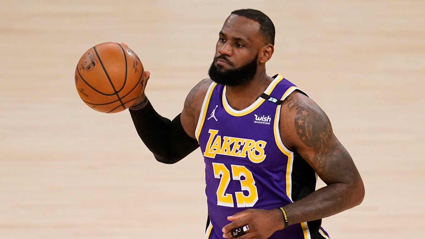 LeBron James v drese Los Angeles Lakers.