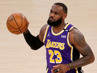 LeBron James v drese Los Angeles Lakers.