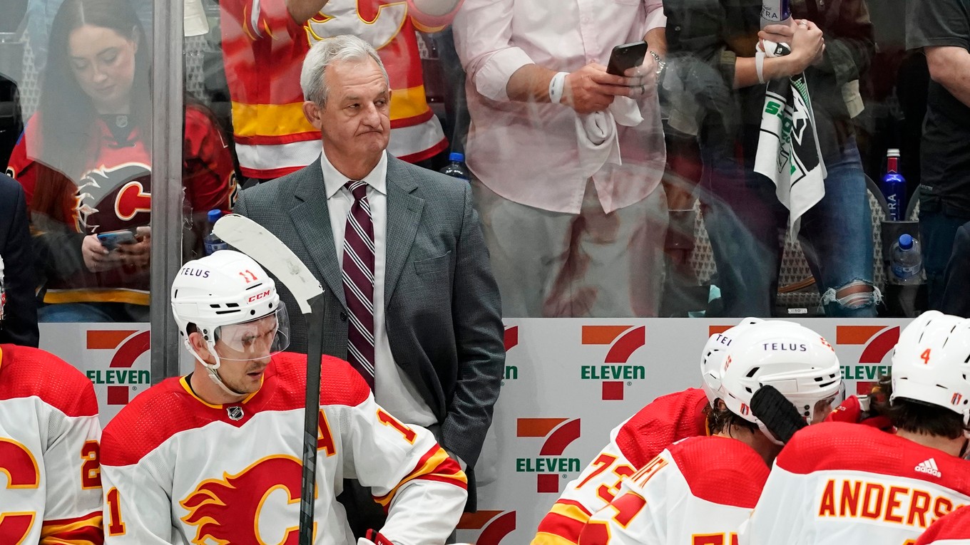 Tréner Darryl Sutter na lavičke Calgary Flames.