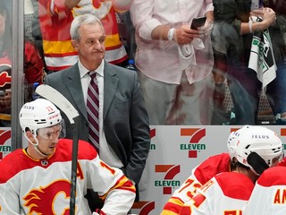 Tréner Darryl Sutter na lavičke Calgary Flames.