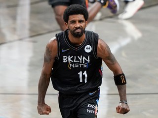 Kyrie Irving, rozohrávač tímu NBA Brooklyn Nets.  