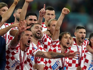 Chorvátski reprezentanti sa tešia zo zisku bronzu na MS vo futbale 2022.