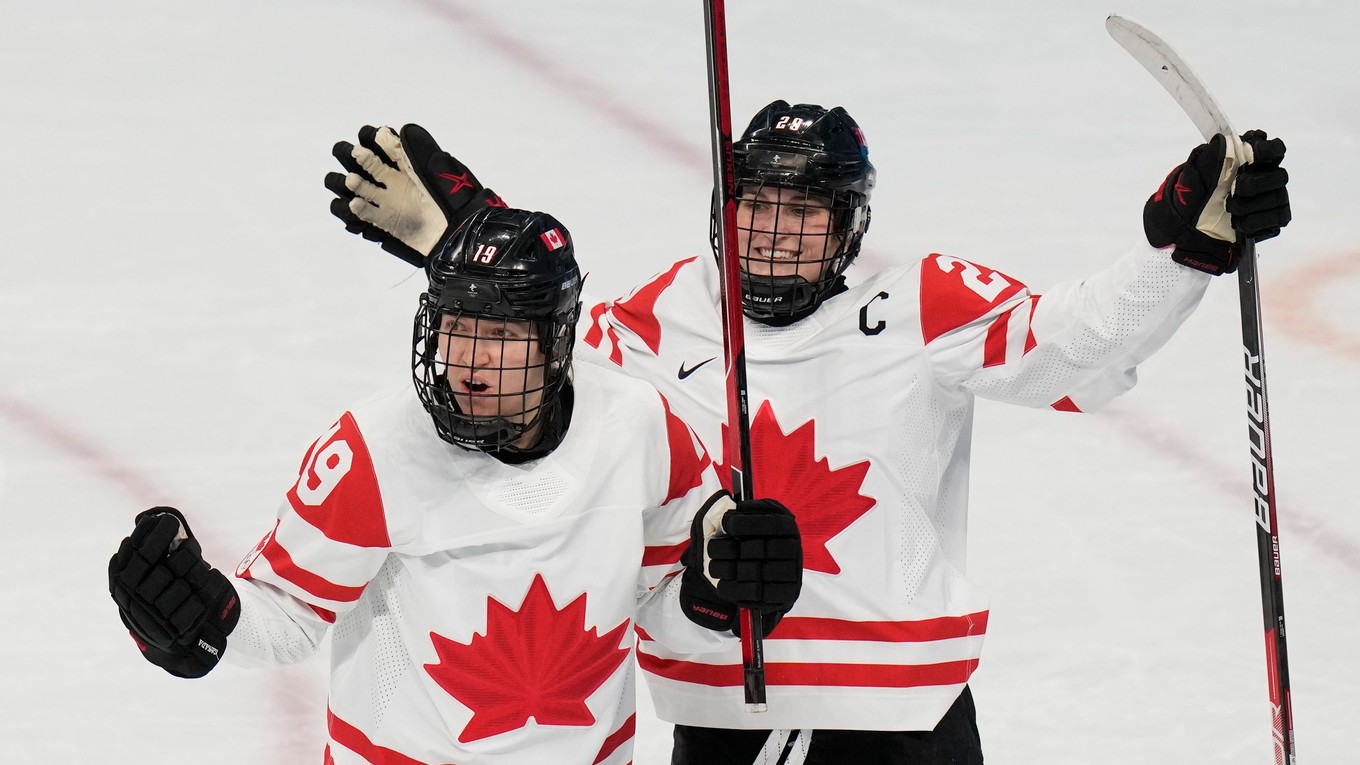 Radosť hokejistiek Kanady - Brianne Jennerová (vľavo) a Marie-Philip Poulinová. 