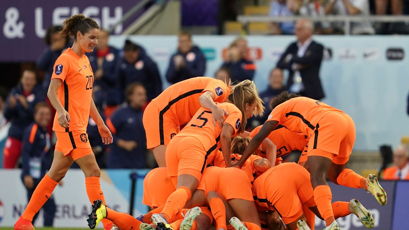 Radosť futbalistiek Holandska po góle na ME 2022. 