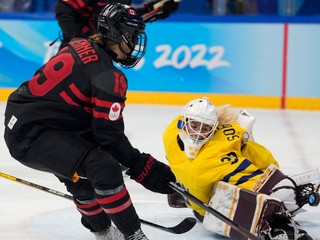 Brianne Jennerová strieľa gól, vpravo prekonaná švédska brankárka Emma Söderbergová.