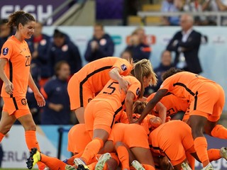 Radosť futbalistiek Holandska po góle na ME 2022. 