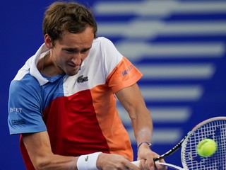 Daniil Medvedev vracia loptičku Francúzovi Benoitovi Pairemu.