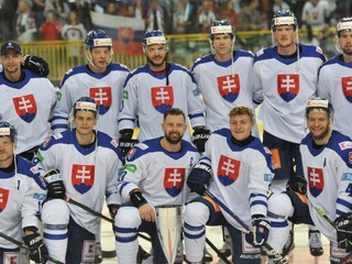 Na snímke kapitán Slovenska Tomáš Tatar s trofejou pózuje so spoluhráčmi.