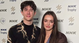 Adam Hagara so sestrou a trénerkou Alexandrou Hagarovou po voľnej jazde na NHK Trophy.