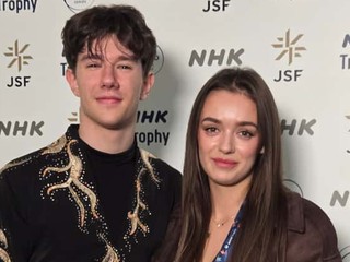 Adam Hagara so sestrou a trénerkou Alexandrou Hagarovou po voľnej jazde na NHK Trophy.