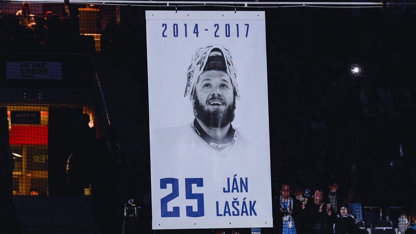 Dres Jána Lašáka s číslom 25 vyvesili.
