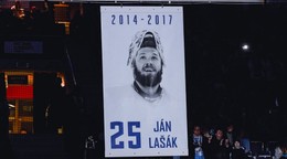 Dres Jána Lašáka s číslom 25 vyvesili.