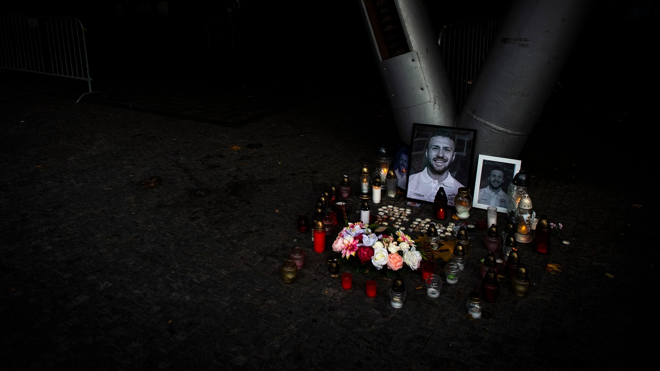 Fanúšikovia si uctili pamiatku Borisa Sádeckého pred štadiónom v Bratislave.