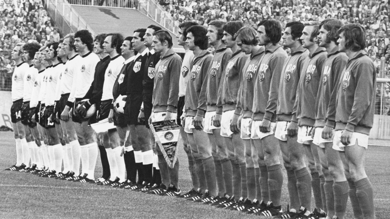 Bernd Bransch (s vlajkou) v zápase medzi Východným a Západným Nemeckom na MS 1974. 