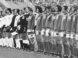 Bernd Bransch (s vlajkou) v zápase medzi Východným a Západným Nemeckom na MS 1974. 