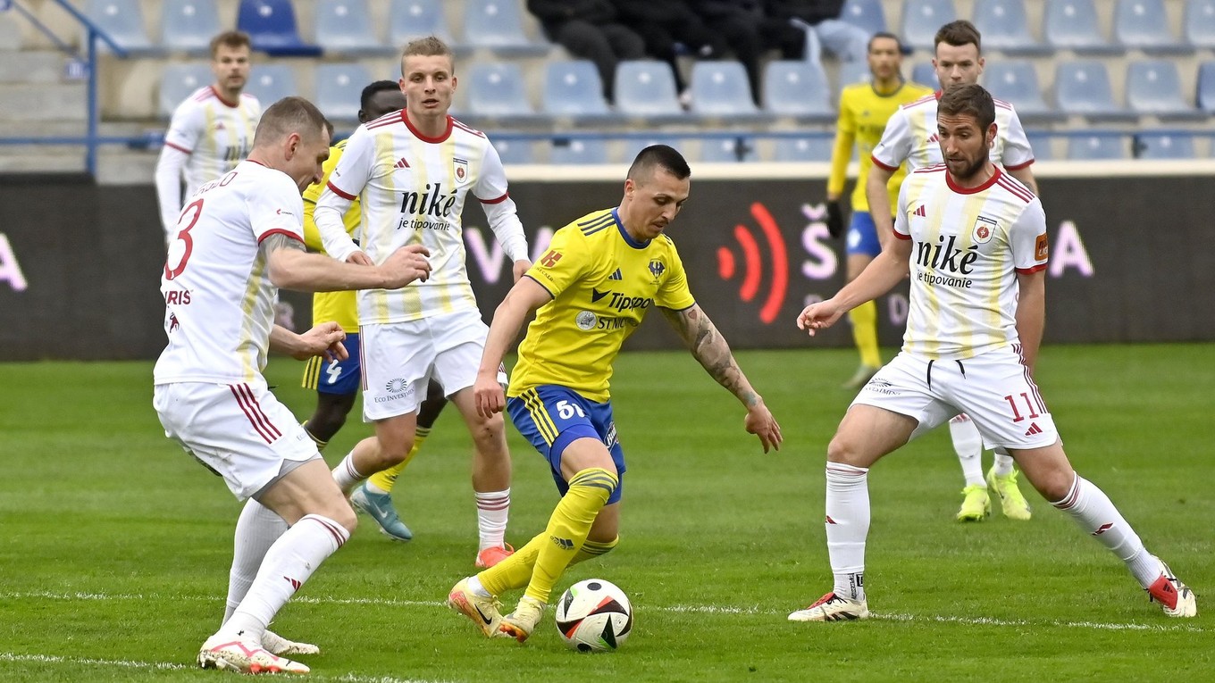 Uprostred Stanislav Danko (Michalovce) medzi hráčmi Ružomberka v zápase 2. kola skupiny o udržanie sa v Niké lige MFK Zemplín Michalovce - MFK Ružomberok.