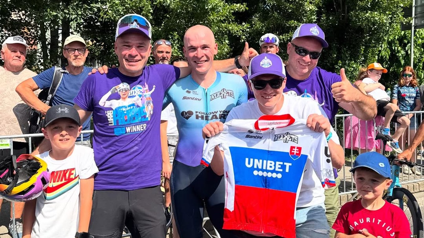 Lukáš Kubiš oslavuje titul majstra Slovenska so svojou rodinou. 