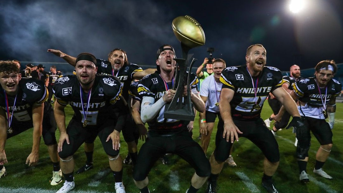 Hráči Nitra Knights sa tešia po triumfe v Czech Bowle 2024, v ktorom zdolali Znojmo Knights.