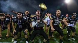 Hráči Nitra Knights sa tešia po triumfe v Czech Bowle 2024, v ktorom zdolali Znojmo Knights.