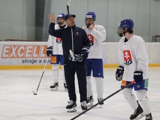 Slovenskí hokejisti do 18 rokov a tréner Tibor Tartaľ počas tréningu.