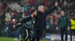 Tréner Jose Mourinho oslavuje výhru Benficy Lisabon nad Realom Madrid.