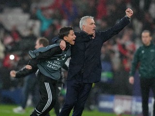 Tréner Jose Mourinho oslavuje výhru Benficy Lisabon nad Realom Madrid.