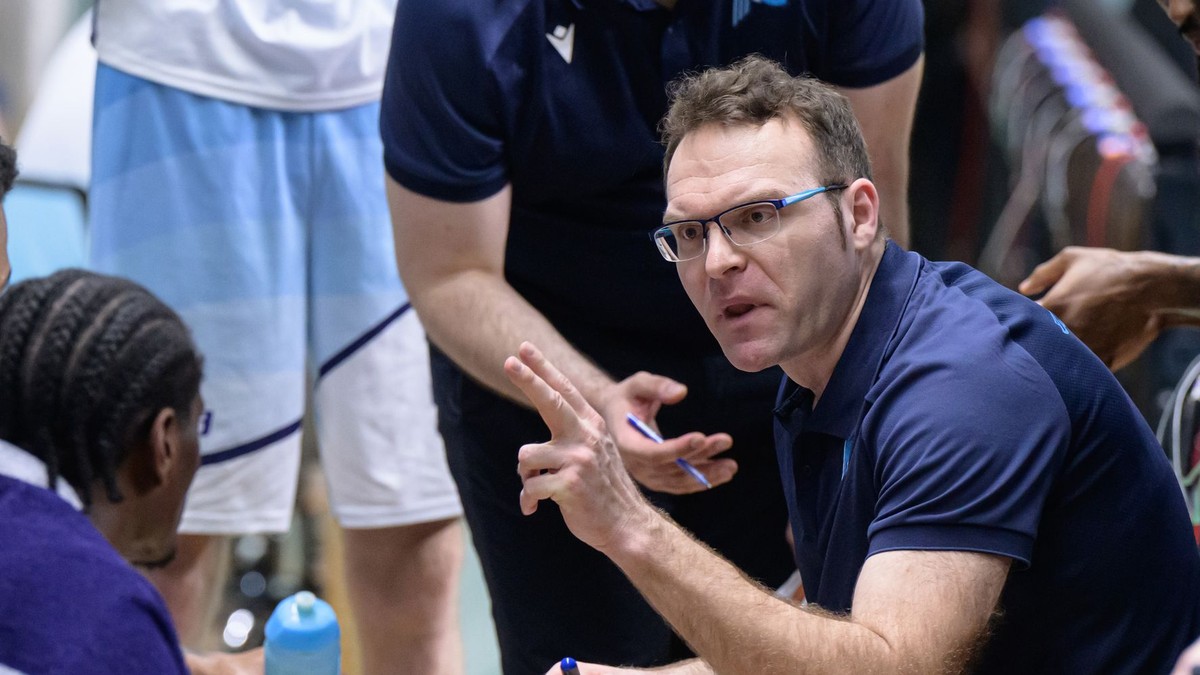 Hlavný tréner Blue Wings Nitra Martin Blaho reaguje počas oddychového času.