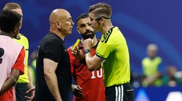 Tréner egyptskej futbalovej reprezentácie Hossam Hassan dostáva žltú kartu od rozhodcu Francoisa Letexiera 