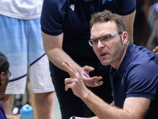 Hlavný tréner Blue Wings Nitra Martin Blaho reaguje počas oddychového času.