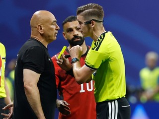 Tréner egyptskej futbalovej reprezentácie Hossam Hassan dostáva žltú kartu od rozhodcu Francoisa Letexiera 
