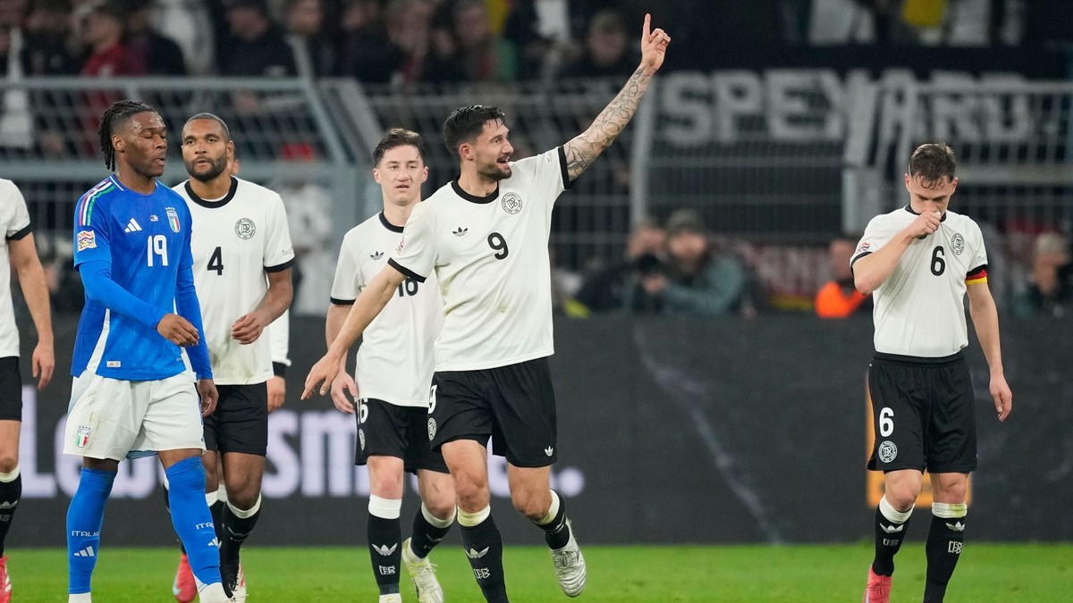 Futbalisti Nemecka oslavujú gól