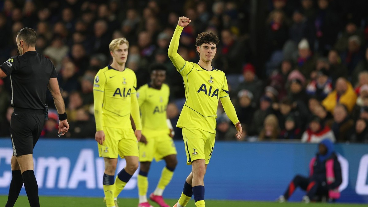 Hráč Archie Gray (vpravo) z Tottenhamu sa teší z gólu počas 18. kola anglickej Premier League Crystal Palace - Tottenham Hotspur.