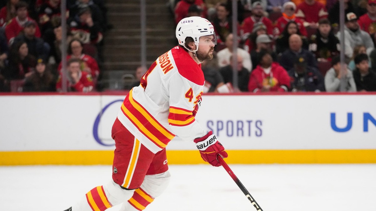 Švédsky obranca Rasmus Andersson (4) v drese Calgary.