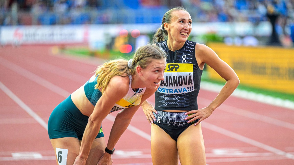 Femke Broedersová-Bolová a reprezentantka Slovenska Gabriela Gajanová po behu na 800 metrov počas hlavného programu atletického mítingu Zlatá tretra v Ostrave.