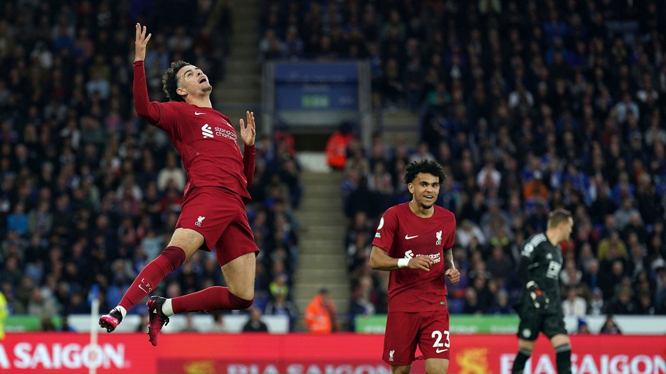 Curtis Jones (vľavo) sa teší po strelenom góle v zápase Premier League Leicester City - Liverpool FC.