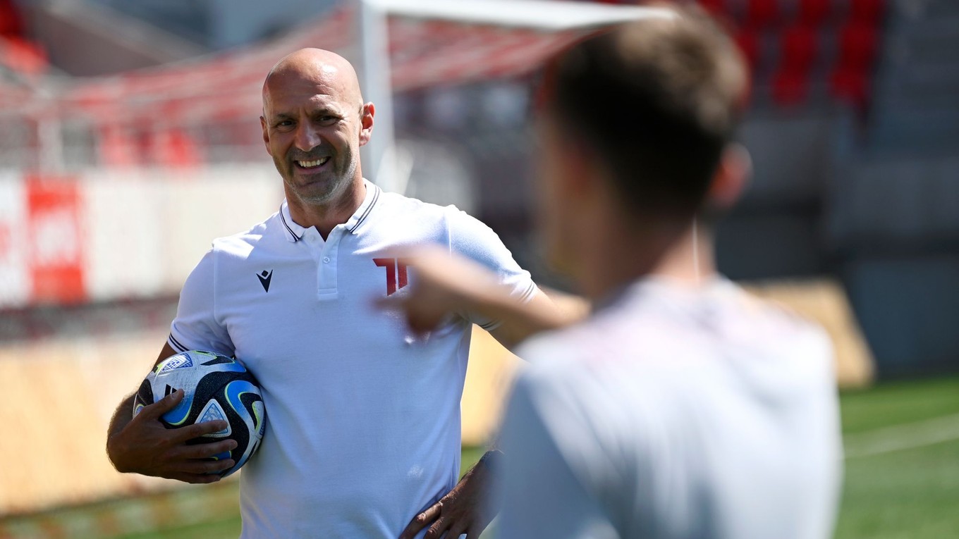 Nový tréner AS Trenčín Ilija Stolica na začiatku letnej prípravy. 