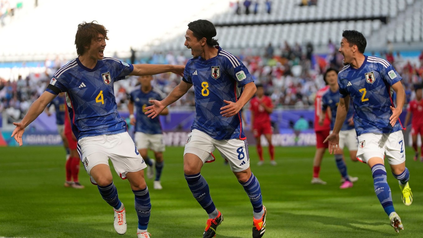 Japonský futbalista Takumi Minamino (v strede) sa teší z gólu so svojimi spoluhráčmi.