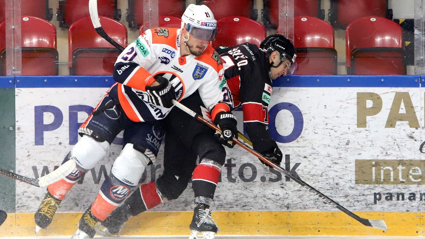 Radovan Puliš (vľavo) a Adam Stránsky v zápase HC 05 Banská Bystrica - HK Dukla Ingema Michalovce.