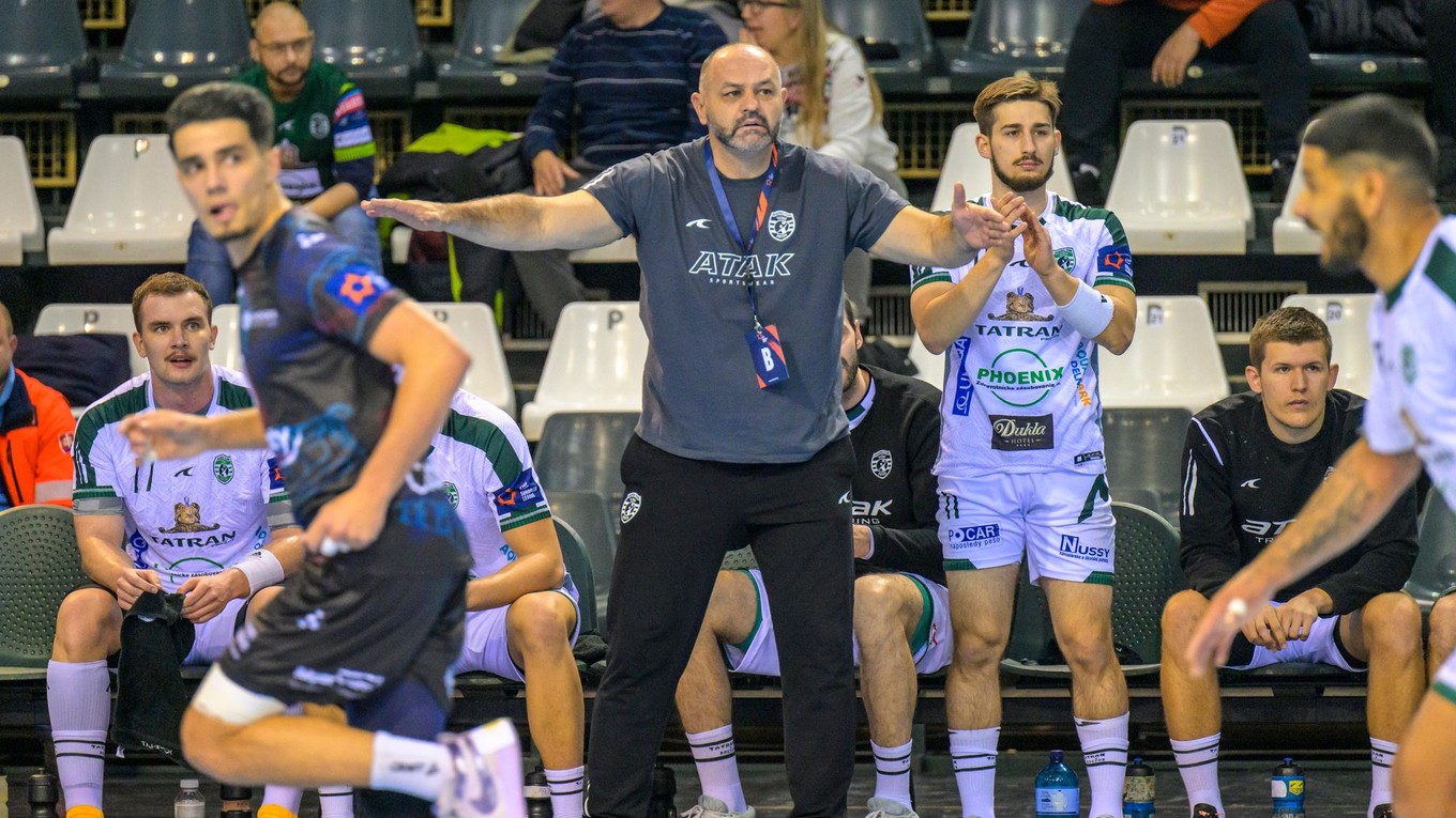 Tréner Prešova Ratko Djurkovič (uprostred) gestikuluje počas zápasu 5. kola C-skupiny Európskej ligy EHF v hádzanej mužov Tatran Prešov - Limoges Handball.