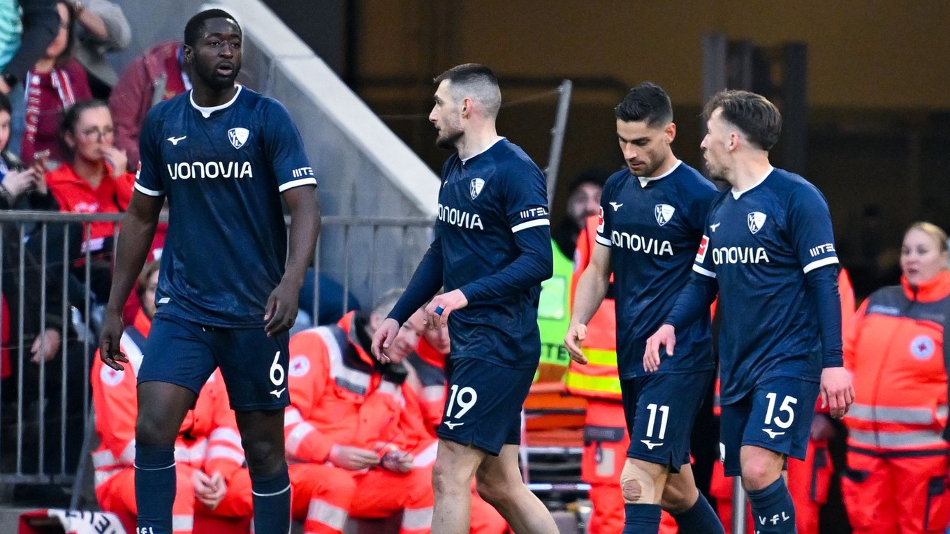 Futbalisti Bochumu, druhý zľava Slovák Matúš Bero