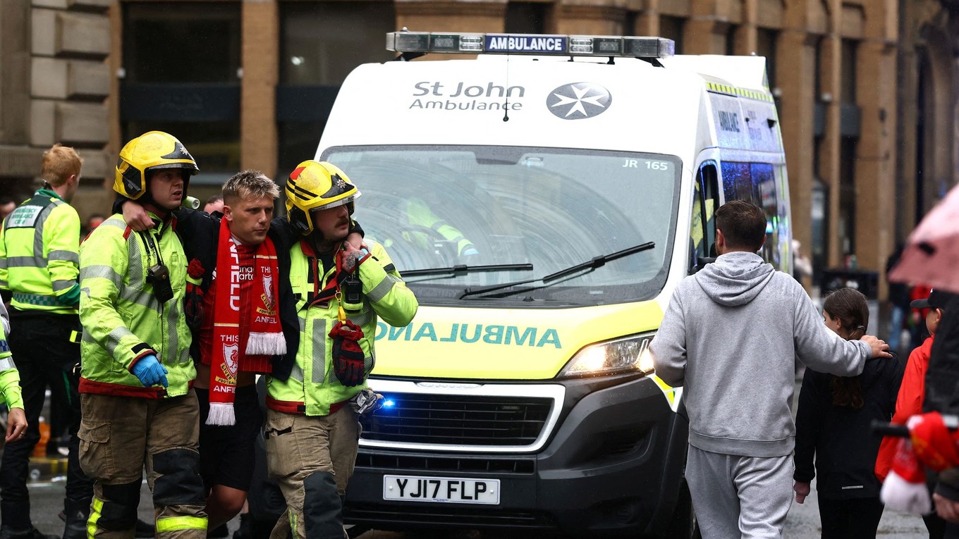 Situácia po nehode počas osláv klubu Liverpool FC v uliciach mesta po zisku titulu v Premier League.