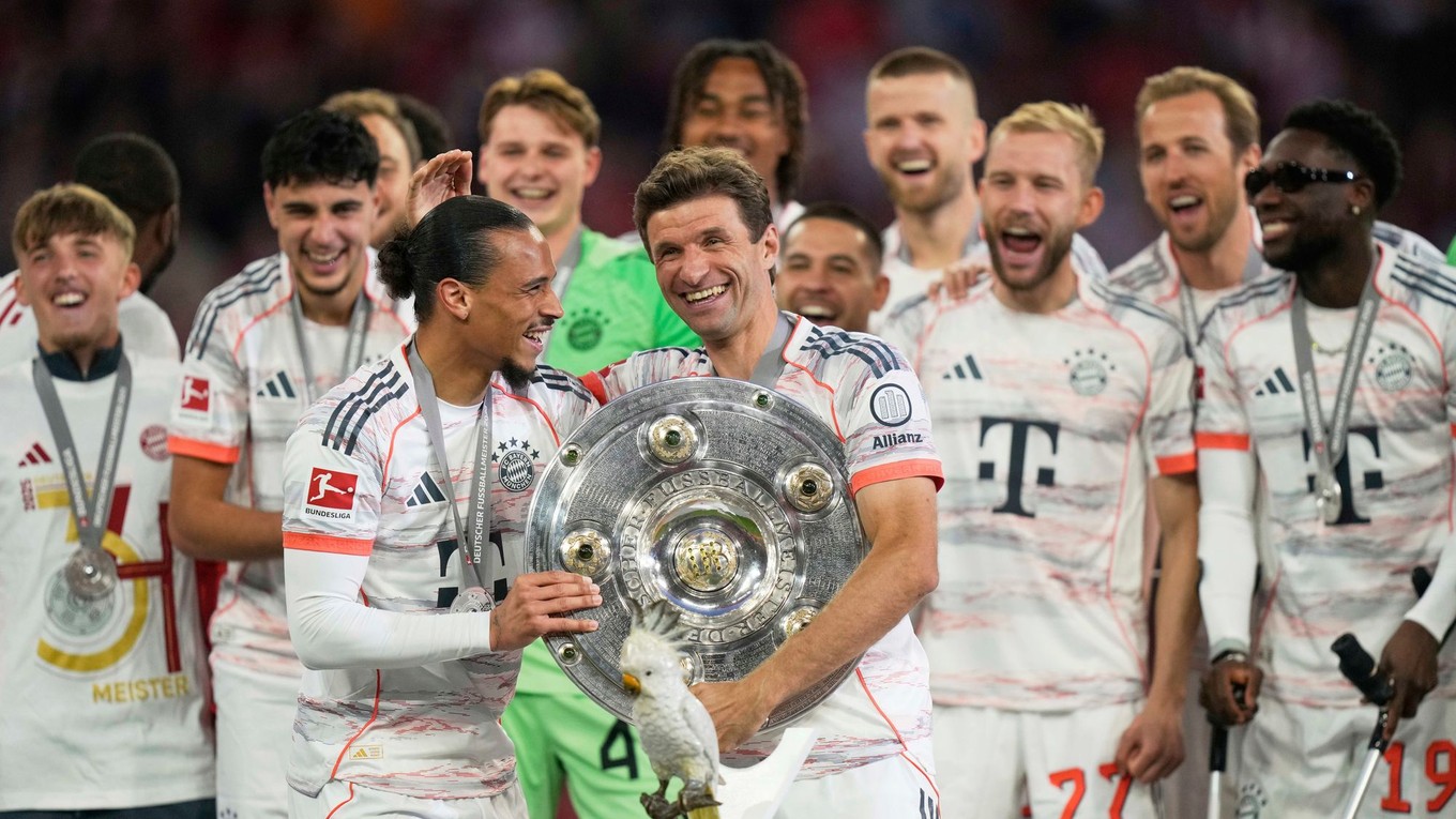 Thomas Müller drží trofej pre víťaza Bundesligy.