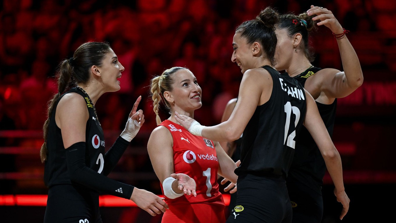 Turecké volejbalistky sa radujú.