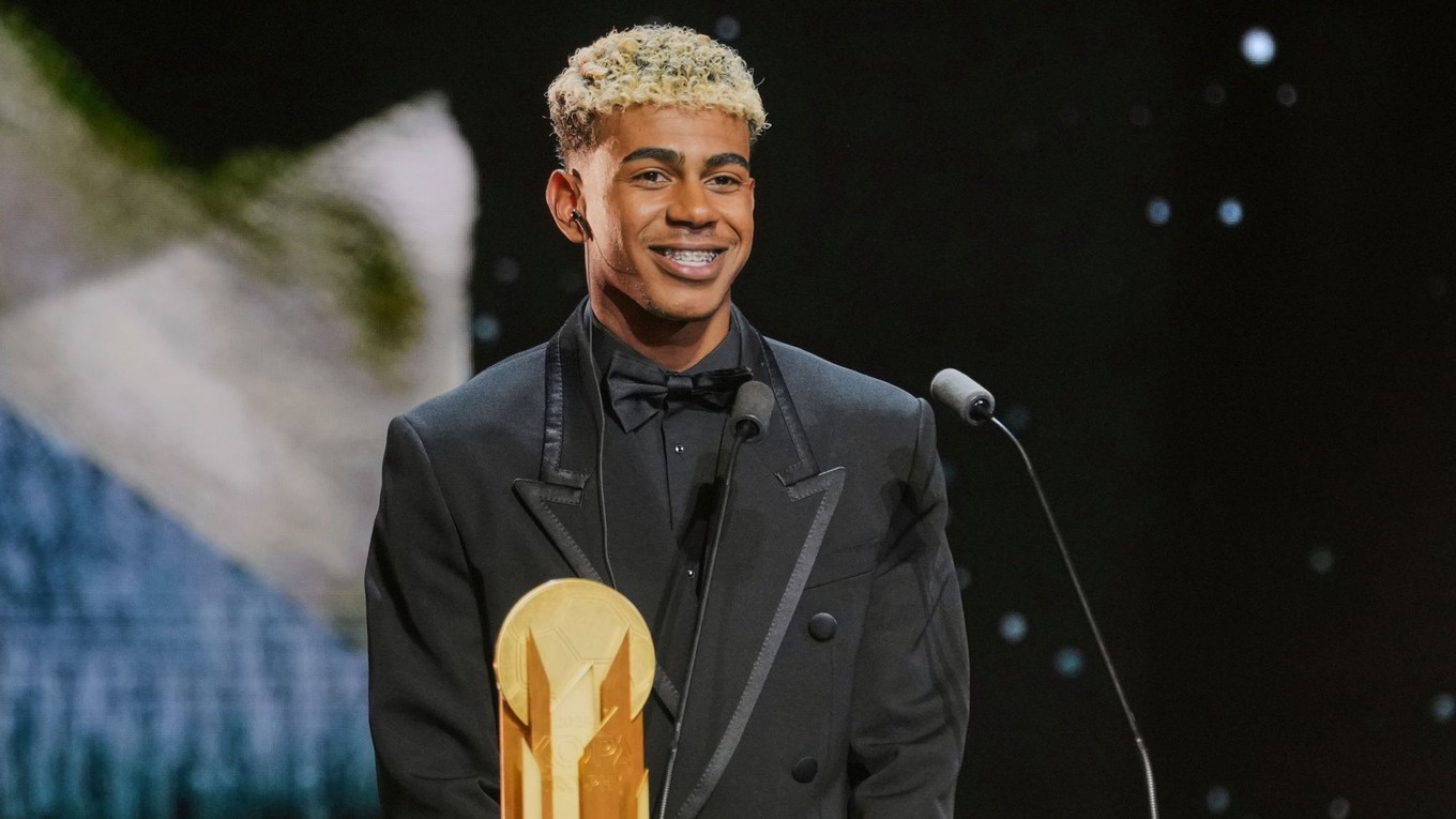 Lamine Yamal z FC Barcelona oslavuje zisk trofeje Kopa Trophy